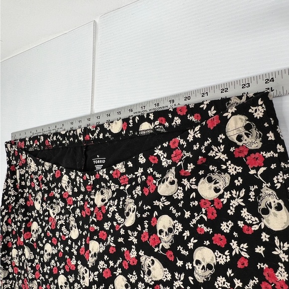 Torrid Black Skull & Floral Leggings, Full Length, Size 6 (6X) *READ* 95% Cotton - Picture 4 of 7